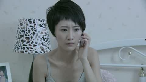 美女亲吻视频,美女深情亲吻，浪漫画面引网友热议