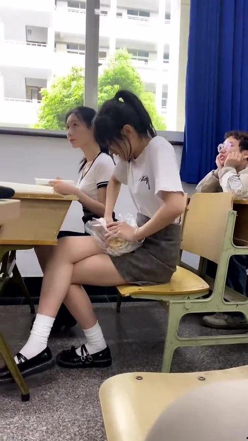 女生上课夹腿视频
